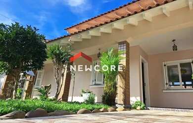 Imagem: A casa possui 4 Dormitórios, 4 Banheiros, 5 Vagas na garagem