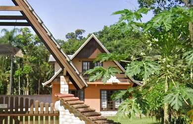 Imagem: A casa possui 3 Dormitórios, 3 Banheiros, 2 Vagas na garagem