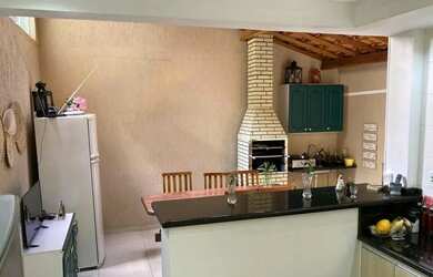 Imagem: A casa possui 3 Dormitórios, 2 Banheiros, 2 Vagas na garagem