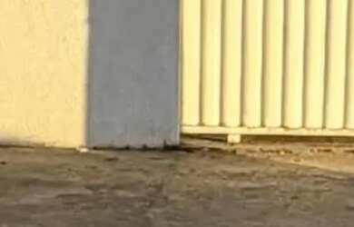 Imagem: A casa possui 2 Dormitórios, 1 Banheiro, 1 Vaga na garagem