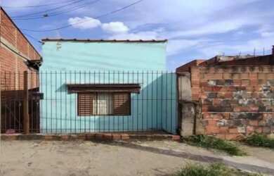 Imagem: A casa possui 2 Dormitórios, 3 Banheiros, 1 Vaga na garagem