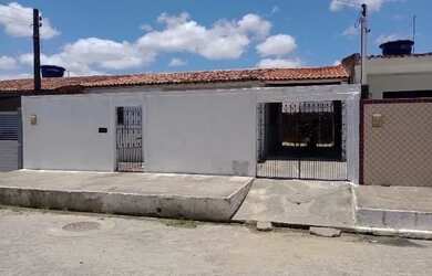 Imagem: A casa possui 2 Dormitórios, 1 Banheiro, 2 Vagas na garagem