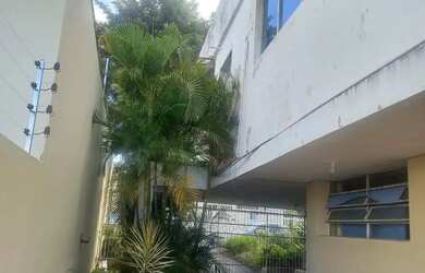 Imagem: A casa possui 5 Dormitórios, 5 Banheiros, 4 Vagas na garagem