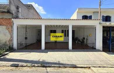 Imagem: A casa possui 3 Dormitórios, 2 Banheiros, 3 Vagas na garagem