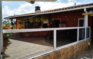 Imagem: A casa possui 3 Dormitórios, 2 Banheiros e 3 Vagas na garagem