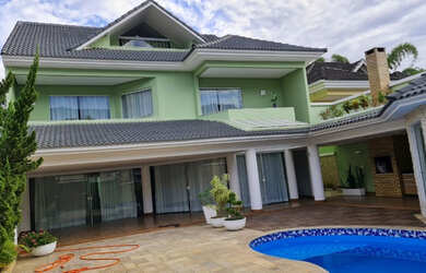 Imagem: A casa em condomínio possui 4 Dormitórios, 5 Banheiros, 3