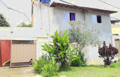 Imagem: A casa possui 4 Dormitórios, 2 Banheiros, 2 Vagas na garagem