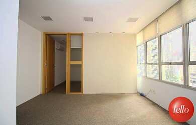 Imagem: O depósito possui 1 Vaga na garagem, 92m² de Área e está