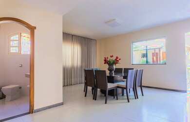 Imagem: A casa possui 4 Dormitórios, 5 Banheiros, 2 Vagas na garagem