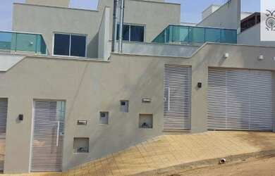 Imagem: A casa possui 3 Dormitórios, 2 Banheiros, 2 Vagas na garagem