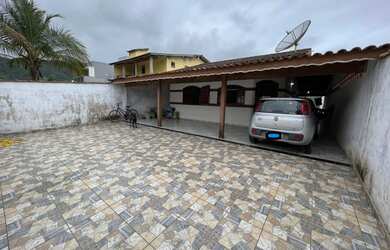 Imagem: A casa possui 2 Dormitórios, 2 Banheiros, 4 Vagas na garagem