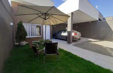 Imagem: A casa possui 2 Dormitórios, 3 Banheiros, 4 Vagas na garagem