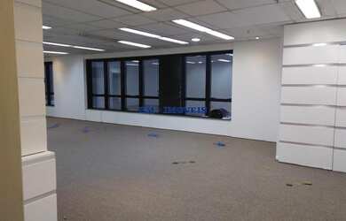 Imagem: O depósito possui 4 Vagas na garagem, 181m² de Área e está