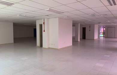 Imagem: O depósito possui 5 Vagas na garagem e 869m² de Área e está