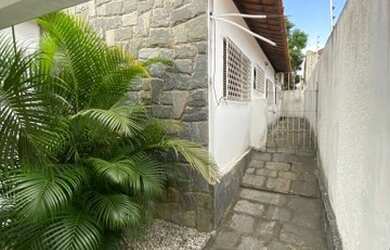 Imagem: A casa possui 4 Dormitórios, 4 Banheiros, 4 Vagas na garagem