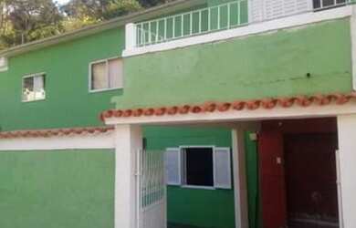 Imagem: A casa possui 3 Dormitórios, 3 Banheiros, 4 Vagas na garagem