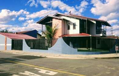 Imagem: A casa possui 3 Dormitórios, 2 Banheiros, 3 Vagas na garagem