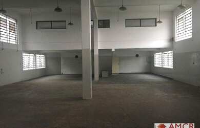 Imagem: O depósito possui 5 Vagas na garagem, 800m² de Área e está