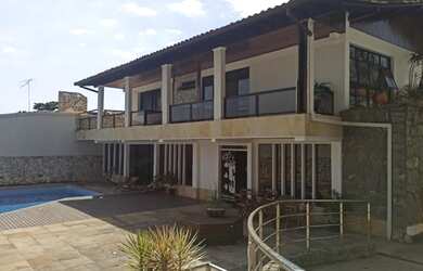 Imagem: A casa possui 4 Dormitórios, 4 Banheiros, 5 Vagas na garagem