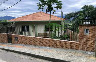 Imagem: A casa possui 4 Dormitórios, 3 Banheiros, 2 Vagas na garagem