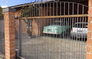 Imagem: A casa possui 2 Dormitórios, 1 Banheiro, 4 Vagas na garagem