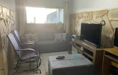 Imagem: A casa possui 3 Dormitórios, 1 Banheiro, 2 Vagas na garagem