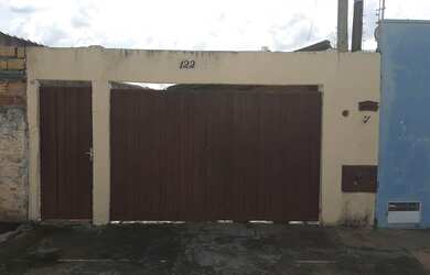 Imagem: A casa possui 2 Dormitórios, 1 Banheiro, 3 Vagas na garagem