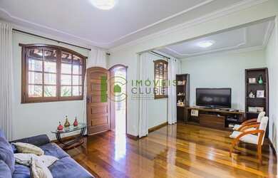 Imagem: A casa possui 5 Dormitórios, 3 Banheiros, 4 Vagas na garagem