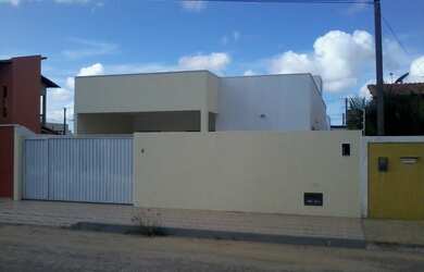 Imagem: A casa possui 3 Dormitórios, 2 Banheiros, 2 Vagas na garagem