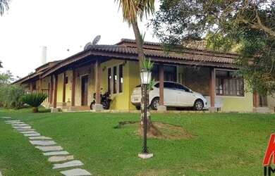 Imagem: A casa em condomínio possui 4 Dormitórios, 2 Banheiros, 2