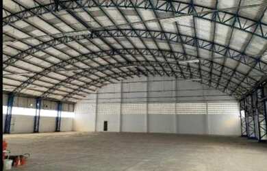 Imagem: O depósito possui 5 Vagas na garagem, 2.400m² de Área e