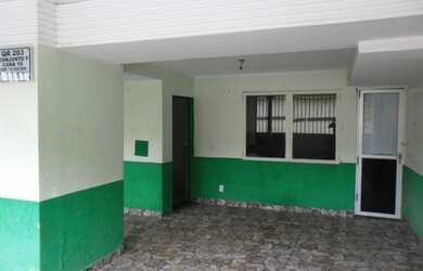 Imagem: A casa possui 5 Dormitórios, 3 Banheiros, 2 Vagas na garagem