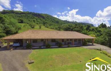 Imagem: A casa possui 4 Dormitórios, 4 Banheiros, 380m² de Área