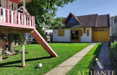 Imagem: A casa possui 2 Dormitórios, 1 Banheiro, 2 Vagas na garagem