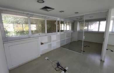 Imagem: O depósito possui 1 Vaga na garagem, 56m² de Área e está