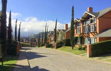 Imagem: A casa em condomínio possui 4 Dormitórios, 5 Banheiros, 3