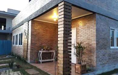 Imagem: A casa possui 3 Dormitórios, 2 Banheiros, 4 Vagas na garagem