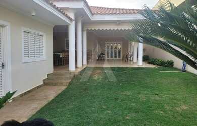 Imagem: A casa em condomínio possui 4 Dormitórios, 5 Banheiros, 2