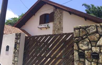 Imagem: A casa possui 2 Dormitórios, 3 Banheiros, 2 Vagas na garagem