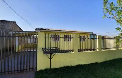 Imagem: A casa possui 3 Dormitórios, 1 Banheiro, 3 Vagas na garagem