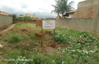 Imagem 3: Lote plano ,com asfalto e vizinhos em ambos os lado, Bairro Bela São...