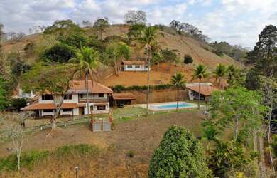 Imagem: A casa possui 5 Dormitórios, 5 Banheiros, 5 Vagas na garagem