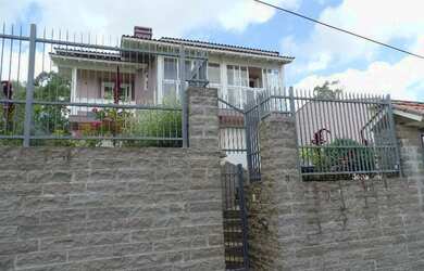 Imagem: A casa possui 5 Dormitórios, 1 Banheiro e 300m² de Área e