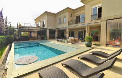 Imagem: A casa em condomínio possui 4 Dormitórios, 5 Banheiros, 4