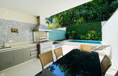 Imagem: A casa em condomínio possui 4 Dormitórios, 5 Banheiros, 2