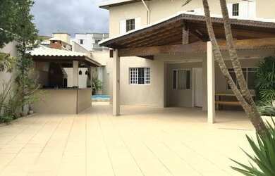 Imagem: A casa possui 4 Dormitórios, 3 Banheiros, 5 Vagas na garagem