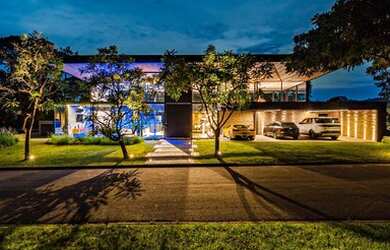 Imagem: A casa possui 5 Dormitórios, 5 Banheiros, 2.400m² de Área