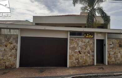 Imagem: A casa possui 4 Dormitórios, 1 Banheiro, 4 Vagas na garagem