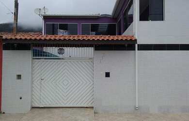 Imagem: A casa possui 3 Dormitórios, 3 Banheiros, 2 Vagas na garagem