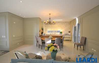 Imagem: A casa em condomínio possui 3 Dormitórios, 3 Banheiros, 4